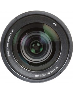 Objectif Sony SEL FE PZ 28-135 mm F4 G OSS avec lentille avant en détail Objectif Sony SEL FE PZ 28-135 mm F4 G OSS avec lentille avant en détail