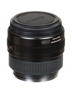Objectif Fujifilm GF 63mm F2.8 R WR avec pare-soleil et capuchon, vue en détail