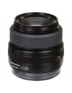 Objectif Fujifilm GF 63mm F2.8 R WR avec monture G, vue de face, finitions noires et argentées, design compact