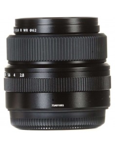 Objectif Fujifilm GF 63mm F2.8 R WR avec détails de lentilles et monture vue de face