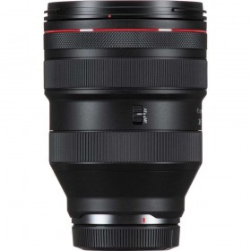 Objectif Canon RF 28-70mm F2L USM sur fond blanc, vue avant, finition noire et détails de la bague de mise au point Objectif Canon RF 28-70mm F2L USM sur fond blanc, vue avant, finition noire et détails de la bague de mise au point