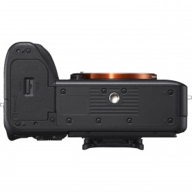 Sony A7R IVA boîtier nu, vue de côté montrant connecteurs et support de trépied Sony A7R IVA boîtier nu, vue de côté montrant connecteurs et support de trépied