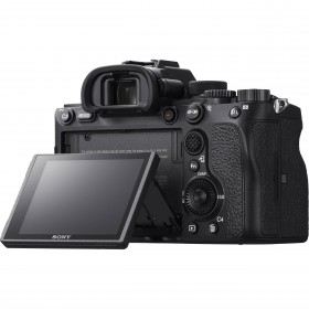 Cámara Sony A7R IVA cuerpo mirrorless con pantalla trasera abatible y controles visibles