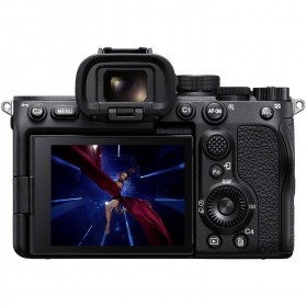 Dos du Sony A7S III avec écran tactile et viseur optique, mettant en avant une image en action