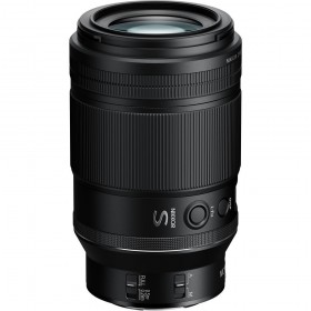 Objetivo Nikon Nikkor Z MC 105mm f/2.8 VR S Macro con detalles en el barrel y botones visibles