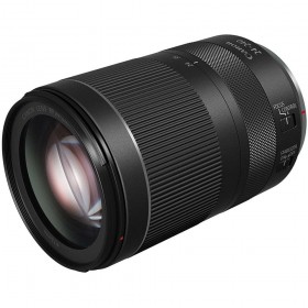 Objetivo Canon RF 24-240mm f/4-6.3 IS USM en ángulo 3/4, mostrando la montura RF y controles de enfoque