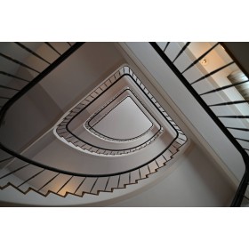 Escalier élégant avec rampes en fer forgé, capture au Nikon Z 28-75mm F2.8 Escalier élégant avec rampes en fer forgé, capture au Nikon Z 28-75mm F2.8