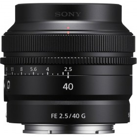 Sony FE 40mm F2.5 G lens showcasing aperture and focus markings