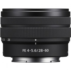 Objektiv Sony FE 28-60mm F4-5.6 en ángulo 3/4, con montura E, ideal para cámaras full-frame
