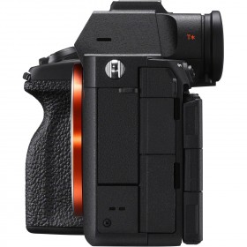 Cámara Sony A7R V vista lateral con grip texturizado y botones Cámara Sony A7R V vista lateral con grip texturizado y botones