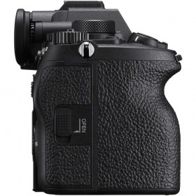 Vista lateral del cuerpo de la cámara Sony A7R V, con diseño ergonómico y controles accesibles Vista lateral del cuerpo de la cámara Sony A7R V, con diseño ergonómico y controles accesibles