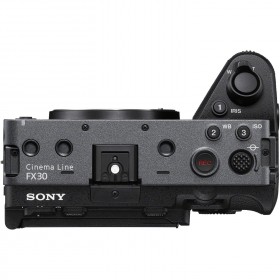 Vue de dessus de la caméra Sony FX30, boutons de contrôle et monture E visible Vue de dessus de la caméra Sony FX30, boutons de contrôle et monture E visible