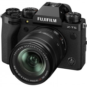 Cámara Fujifilm X-T5 con lente 18-55mm f/2.8-4 R LM OIS en color negro, vista frontal Cámara Fujifilm X-T5 con lente 18-55mm f/2.8-4 R LM OIS en color negro, vista frontal