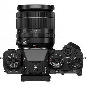 Cámara Fujifilm X-T5 con objetivo 18-55mm en vista superior, controles y montura XF visibles Cámara Fujifilm X-T5 con objetivo 18-55mm en vista superior, controles y montura XF visibles
