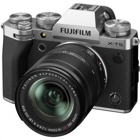 Cámara Fujifilm X-T5 con lente 18-55 mm f/2,8-4 R LM OIS en plata, vista lateral Cámara Fujifilm X-T5 con lente 18-55 mm f/2,8-4 R LM OIS en plata, vista lateral