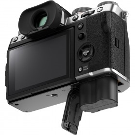 Cámara Fujifilm X-T5 plateada con pantalla trasera y empuñadura Cámara Fujifilm X-T5 plateada con pantalla trasera y empuñadura