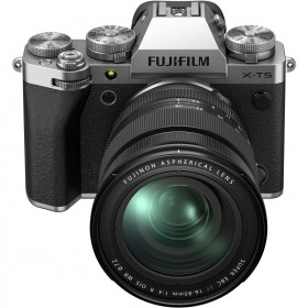 Cámara Fujifilm X-T5 con lente 16-80 mm f/4 R OIS WR, vista frontal, acabados plateados y negros Cámara Fujifilm X-T5 con lente 16-80 mm f/4 R OIS WR, vista frontal, acabados plateados y negros