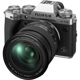Cámara Fujifilm X-T5 plata con lente 16-80mm f/4 R OIS WR, vista frontal Cámara Fujifilm X-T5 plata con lente 16-80mm f/4 R OIS WR, vista frontal