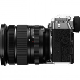 Fujifilm X-T5 con objetivo 16-80 mm f/4 R OIS WR en plata, vista lateral del cuerpo y lente Fujifilm X-T5 con objetivo 16-80 mm f/4 R OIS WR en plata, vista lateral del cuerpo y lente