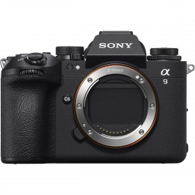 Cámara Sony A9 III con montura E, cuerpo en ángulo frontal, botones visibles y diseño ergonómico