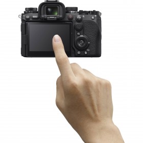 mano tocando pantalla de cámara, capturado con Sony A9 III