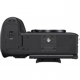 Cámara Sony A9 III vista lateral, detalles de puertos y montura E