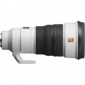Objectif Sony FE 300mm f/2.8 GM OSS avec monture E, vue latérale, finition blanche et détails de mise au point