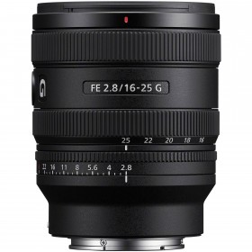 Objetivo Sony FE 16-25mm f/2.8 G con lentes visibles y anillo de enfoque