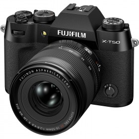 Fujifilm X-T50 noir avec objectif 16-50mm f/2.8-4.8 visible en détail