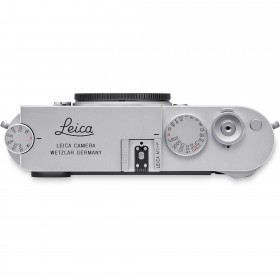Vista superior de la Leica M11-P plata con controles y zapata del flash