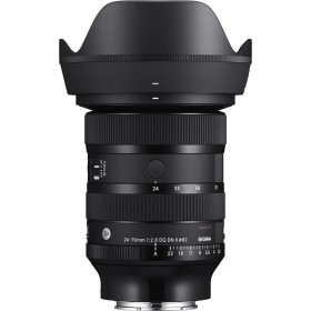 Cámara Sony A7R V con objetivo Sigma 24-70mm f/2.8 DG DN II Art, vista frontal y tapa del objetivo Cámara Sony A7R V con objetivo Sigma 24-70mm f/2.8 DG DN II Art, vista frontal y tapa del objetivo