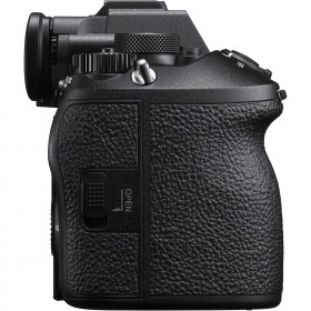 Sony Alpha 1 II hybride professionnel vue de côté, détails de la poignée et des contrôles