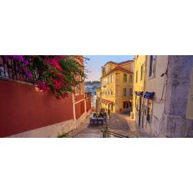Rue pittoresque avec des fleurs et bâtiments colorés au coucher du soleil, capture au Nikon Z 17-28mm f/2.8 Rue pittoresque avec des fleurs et bâtiments colorés au coucher du soleil, capture au Nikon Z 17-28mm f/2.8