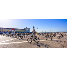 Place ensoleillée avec de nombreux vélos stationnés, capture au Nikon Z 17-28mm f/2.8 Place ensoleillée avec de nombreux vélos stationnés, capture au Nikon Z 17-28mm f/2.8