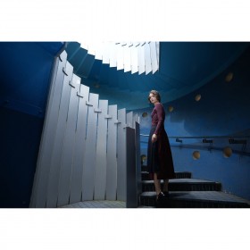 Femme dans un escalier moderne et coloré, capture au Sony FE 20-70mm f/4 G
