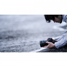 Fotógrafo en la calle capturando imágenes, capturado con Sony FE 85mm f/1.4 GM II