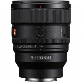 Objetivo Sony FE 85mm f/1.4 GM II con cuerpo negro y anillo de enfoque visible en primer plano