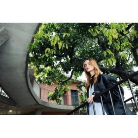 Femme au style moderne sur un escalier, entourée de verdure, capture au Canon RF 28-70mm f/2.8 IS STM Femme au style moderne sur un escalier, entourée de verdure, capture au Canon RF 28-70mm f/2.8 IS STM