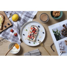 table dressée avec une assiette de tartine garnie de fruits, entourée de café et de, capture au Canon RF 28-70mm f/2.8 IS STM table dressée avec une assiette de tartine garnie de fruits, entourée de café et de, capture au Canon RF 28-70mm f/2.8 IS STM