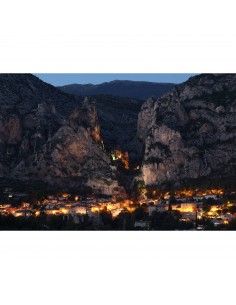 Vue nocturne d'un village illuminé entre des montagnes majestueuses, capture au Canon RF 70-200mm f/2.8 L IS USM Z (Blanc)