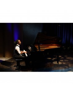 Musicien jouant du piano sur scène, ambiance feutrée et lumière tamisé, capture au Canon RF 70-200mm f/2.8 L IS USM Z (Blanc)