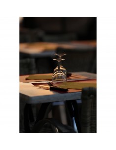 Table de restaurant avec couverts et verres en attente, capture au Canon RF 70-200mm f/2.8 L IS USM Z (Blanc)