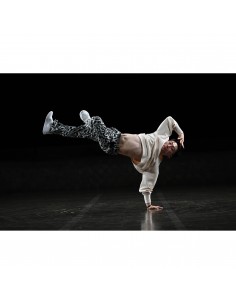 Danseur en équilibre sur une main dans une ambiance dynamique, capture au Canon RF 70-200mm f/2.8 L IS USM Z (Blanc)
