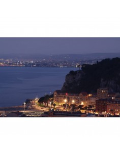 Vue nocturne d'une ville côtière avec des lumières scintillantes sur l, capture au Canon RF 70-200mm f/2.8 L IS USM Z (Blanc)
