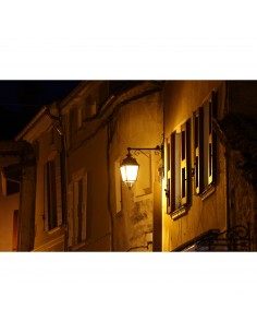 Façade d'un bâtiment ancienne illuminée par un lampadaire, capture au Canon RF 70-200mm f/2.8 L IS USM Z (Blanc)