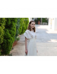 Femme en robe blanche, posant dans un environnement verdoyant, capture au Canon RF 70-200mm f/2.8 L IS USM Z (Blanc)