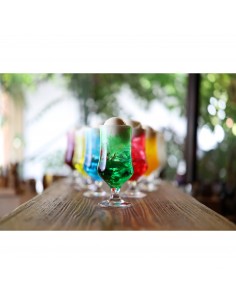 Vasos coloridos en una barra rodeada de plantas, capturado con Canon RF 50mm f/1.4 L VCM Vasos coloridos en una barra rodeada de plantas, capturado con Canon RF 50mm f/1.4 L VCM