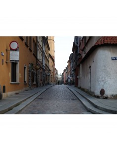 Calle tranquila con edificios coloridos y adoquines, luz suave de la mañana, capturado con Canon RF 50mm f/1.4 L VCM Calle tranquila con edificios coloridos y adoquines, luz suave de la mañana, capturado con Canon RF 50mm f/1.4 L VCM