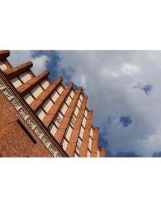 Edificio de ladrillos rojos con nubes grises de fondo, capturado con Canon RF 50mm f/1.4 L VCM Edificio de ladrillos rojos con nubes grises de fondo, capturado con Canon RF 50mm f/1.4 L VCM