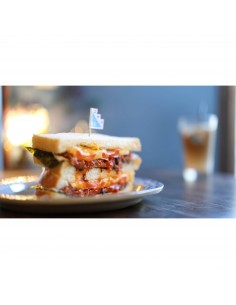Sándwich con salsa y lechuga en un plato, fondo desenfocado con bebida, capturado con Canon RF 50mm f/1.4 L VCM Sándwich con salsa y lechuga en un plato, fondo desenfocado con bebida, capturado con Canon RF 50mm f/1.4 L VCM